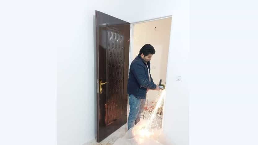 Bağda ahşap ve hırsızlık önleyici kapıların uygulanması